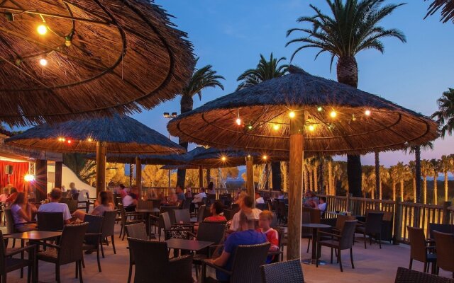 Well-Kept Bungalow with Combi-Microwave, Beach at 5 Km