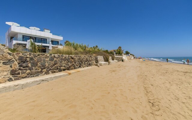 Villa first line beach, 6 bedrooms, private pool, Costabella, Marbella