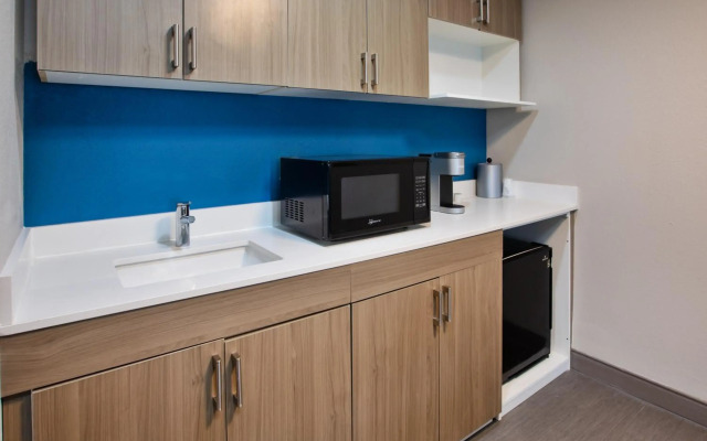 Holiday Inn Express And Suites Milwaukee Nw Park Place by IHG