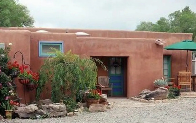 Paloma - Historic Adobe One Block To Canyon Road, Five Blocks To the Plaza, Gorgeous Furnishings, Fireplace, Hot Tub