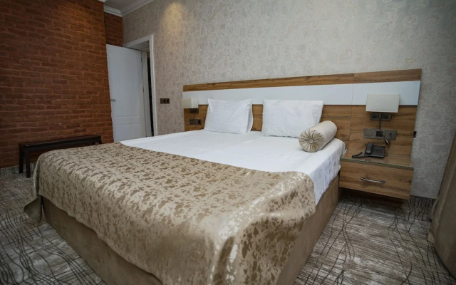 Lakeside Hotel & Spa
