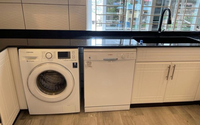 After 5 Apartment 3, 2 Spacious En-suite Bedrooms