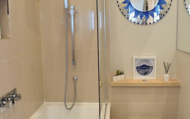 Modern 2 Bedroom Maisonette