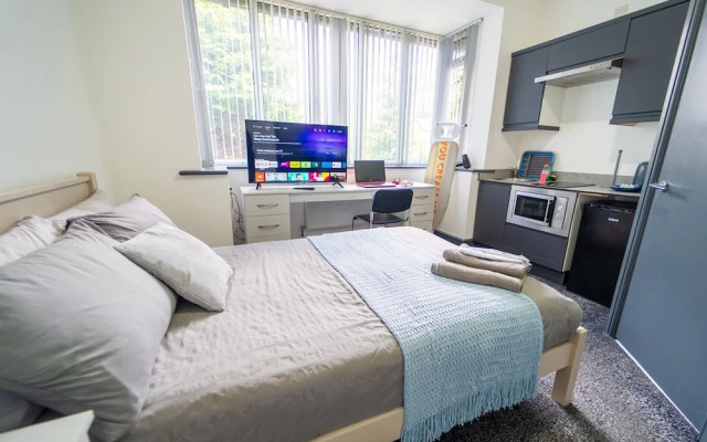 76 Bournbrook Road Equipped Studios Near QE