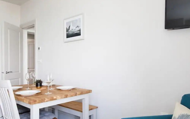 Panoramic sea Views in Beachfront apt w Balcony