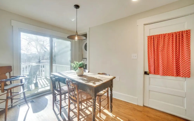 'the Porch House' Located in Historic Village