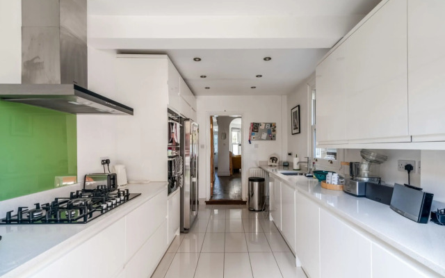 Ealing's Cozy Garden Retreat