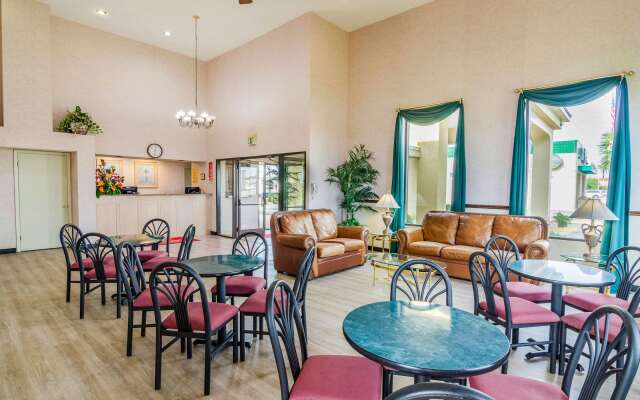Econo Lodge Inn & Suites