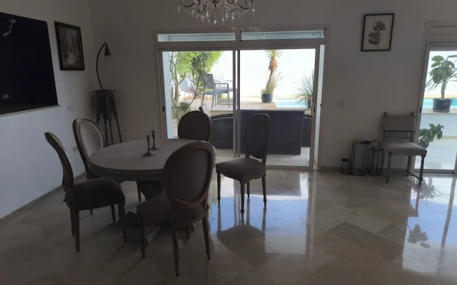 Stylish villa avec parking et piscine