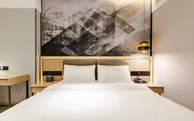 Wanhe Zhizhen Hotel (Shanghai Sun Moonlight Dapuqiao Subway Station)