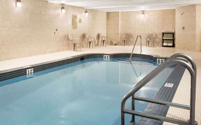 Days Inn & Suites by Wyndham Cochrane