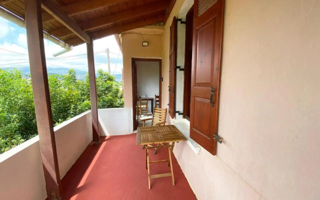 Dusk Apartments with Stunning Mountain View (Adults Only)