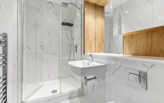 Luxurious ONE Bedroom Apartment IN Bond Street
