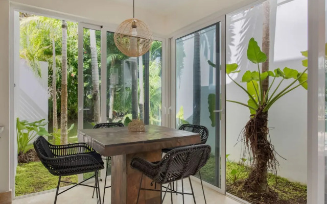 Modern Luxury 6 BR Tropical Retreat With Pool