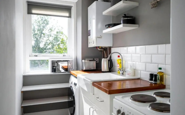 New Superhost Listing: Bright flat nr. University