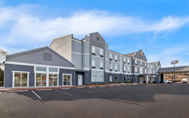 Comfort Suites At Rivergate Mall
