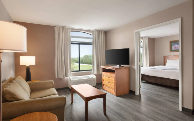 Baymont By Wyndham Greensboro/Coliseum