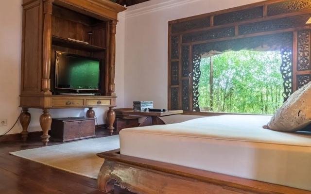 Colonial White House - Seminyak