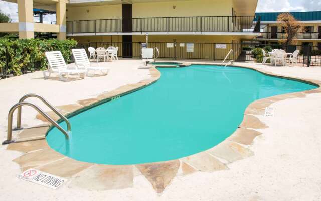 Days Inn by Wyndham Central San Antonio NW Medical Center