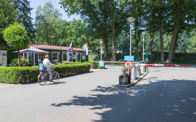 Nice chalet with microwave, Wageningen at 3.5 km.