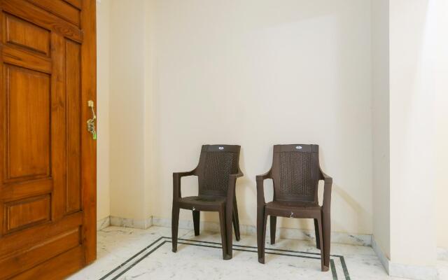 OYO Flagship 68453 Essential Residency