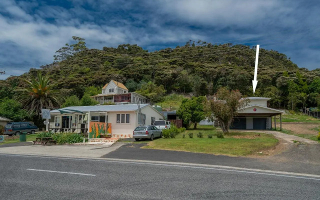 Sun Seeker Bach - Ferry Landing Holiday Home