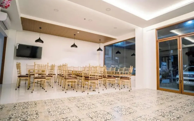 Spotlight Hotel near Hundred Islands wharf