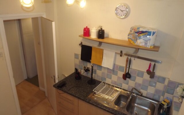 2 Bedrooms House