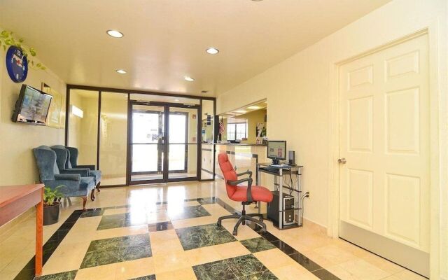 Pine Point Inn & Suites