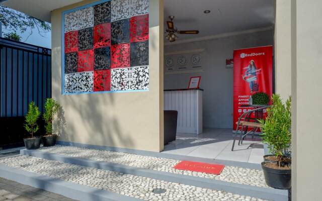 RedDoorz near Padang Golf Adisucipto