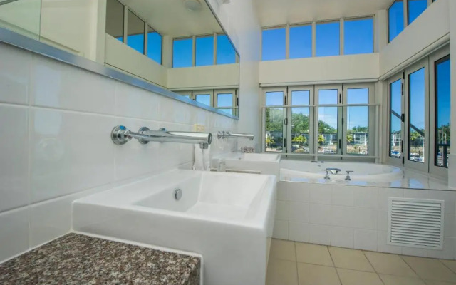 Beachside Magnetic Harbour Holiday Apartments
