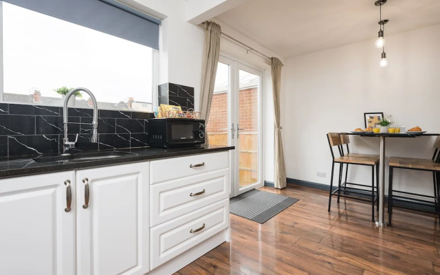 Captivating Beverley 3-bed House Private Parking