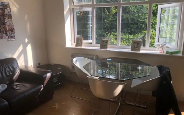 1-bed Unit 10 Minute Drive From Hellfire Caves