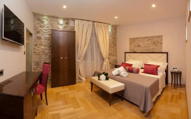 Antique Split Luxury Rooms