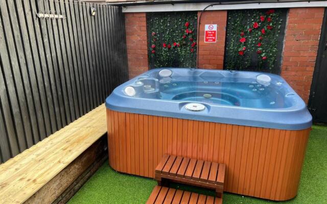 Friends House, Hot Tub, Sleeps 8