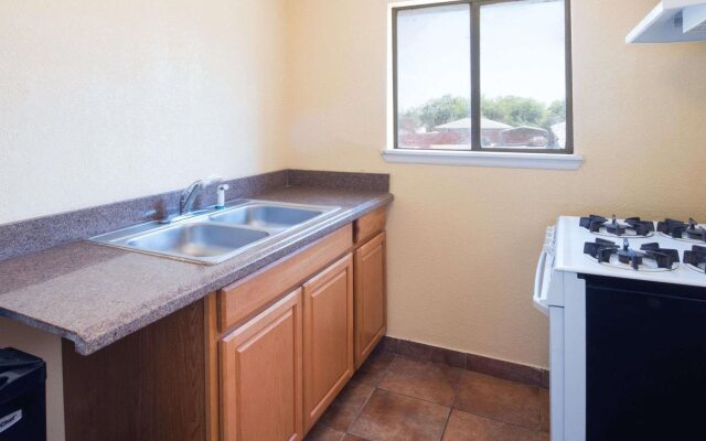 Executive Inn and Kitchenette Suites