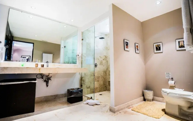 Elements 118 2 Bedroom Condo by Redawning