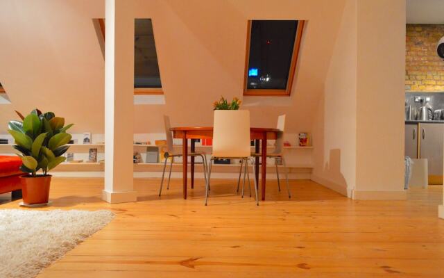 Stunning and Arty Penthouse Flat near Borough Mark