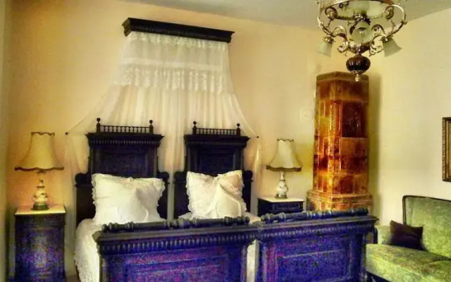 Retro - 19th Century Guest House