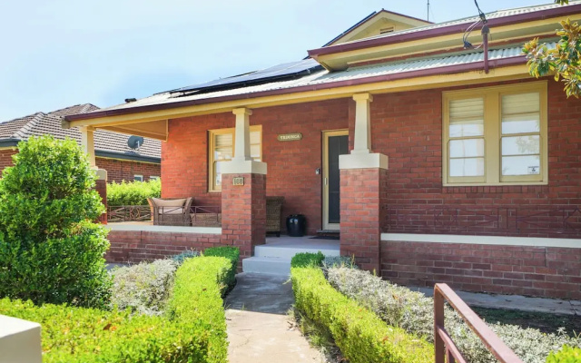 Dubbo 4BR Retreat with Kitchen & Patio — 2-star hotel in Dubbo