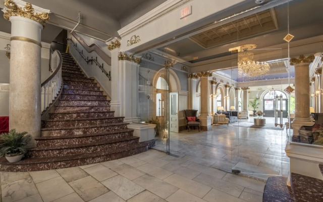 Divine Lorraine Apartment Hotel