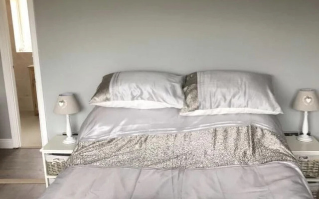 Pet-friendly - 2 Bedrooms Bungalow hot tub Parking
