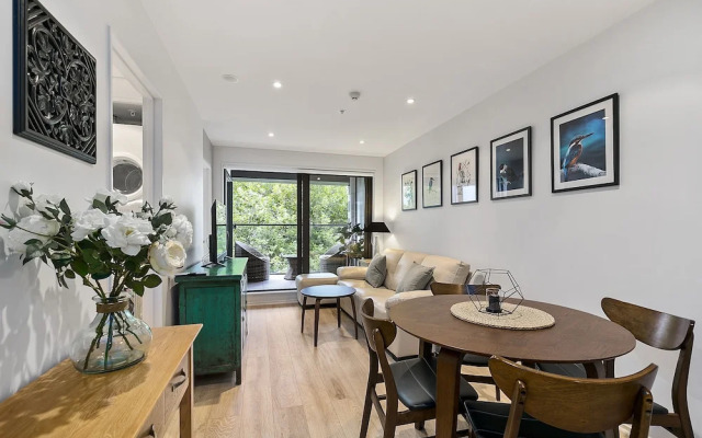 Chic 2BR Pool & Gym - Steps to Ponsonby
