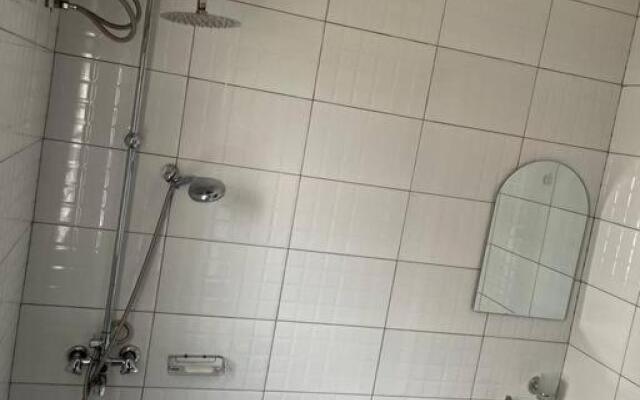 JD1 Lakeview 1 Bed Apt Makindye. Wifi/ Netflix