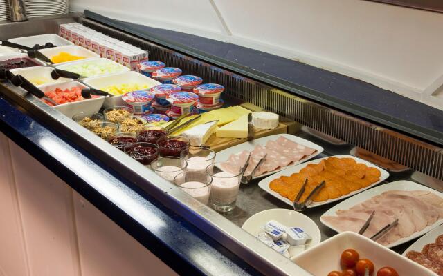 Crowne Plaza Liverpool - John Lennon Airport by IHG