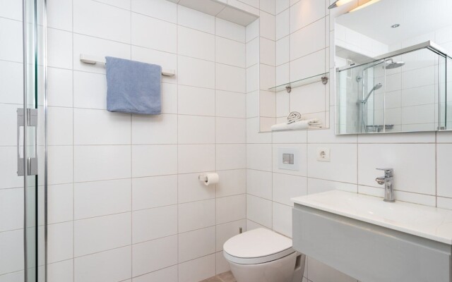 Lovely Beachfront Apartment with Sunny Balcony Ref 35