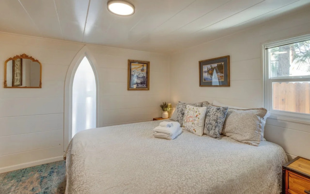 Walk to Beach: Dog-friendly Cabin in Glenbrook!