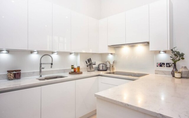 Luxury 1 Bed Apartment by the River
