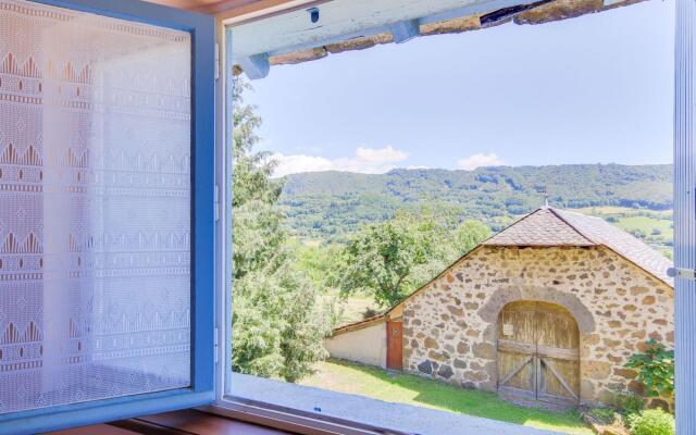 Spacious Holiday Home near Forest in Auvergne