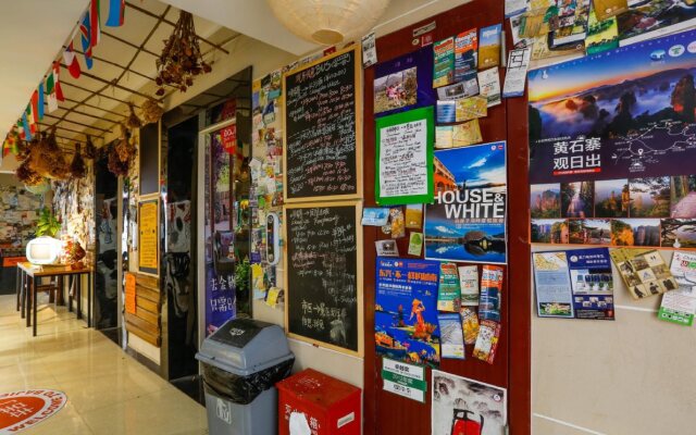 Bajie Youth Hostel(Tianmenshan Train Station)